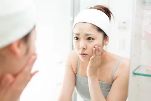 Acné : masque au miel et au blanc d'oeuf