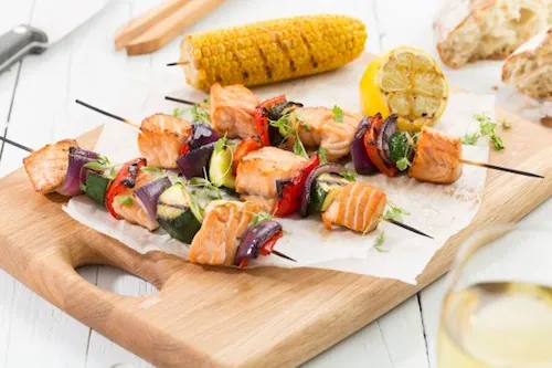 Recette : Brochettes de saumon et ses petits légumes du soleil