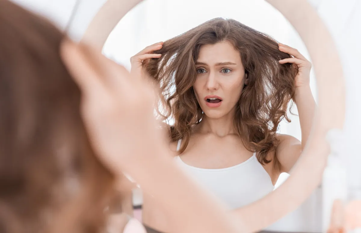 Cheveux gras : 4 astuces de grands-mères