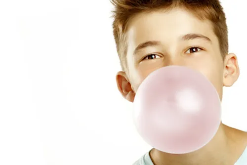 Enlever un chewing-gum sur un vêtement