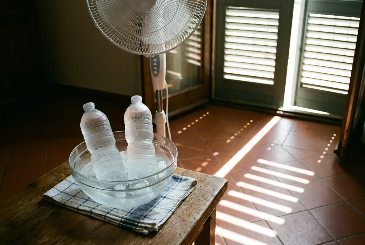 Climatiseur fait maison avec un ventilateur et de la glace