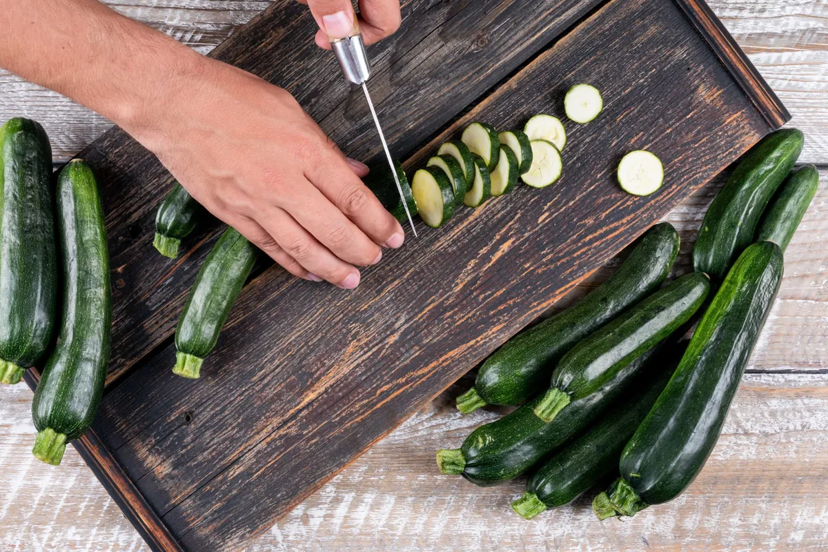 couper des courgettes