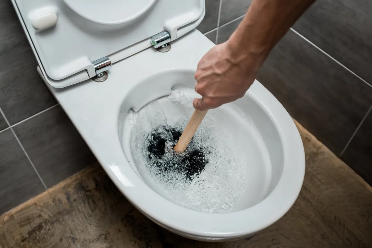 Déboucher efficacement ses toilettes avec des astuces simples et naturelles