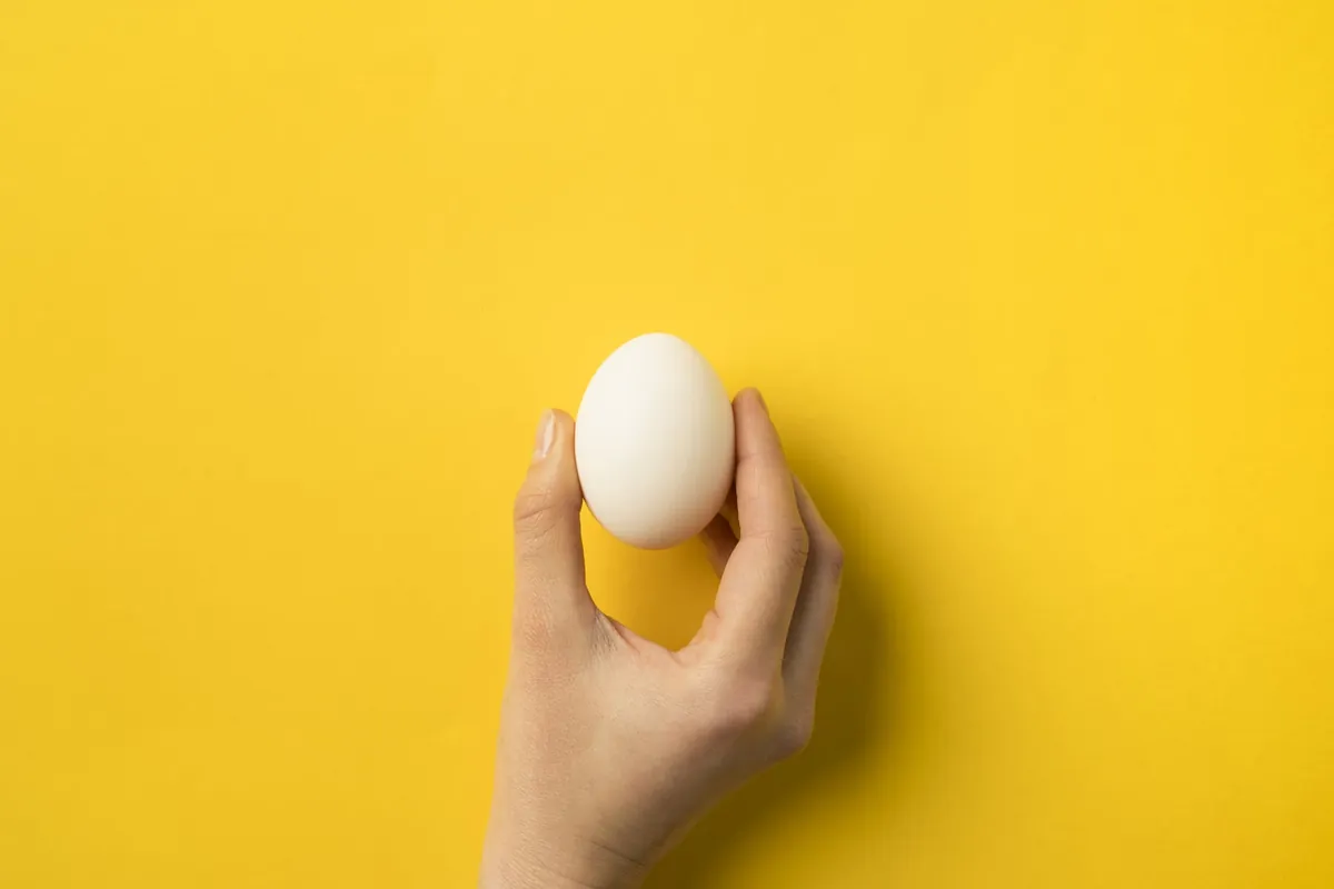 Comment écaler un oeuf dur facilement et rapidement ?