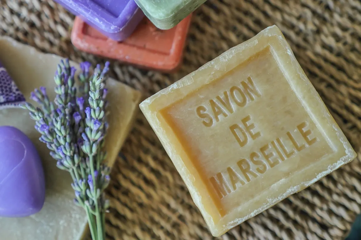 Comment enlever une tache avec du savon de Marseille ?