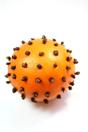 Parfumer la maison : fabriquer une pomme d'ambre