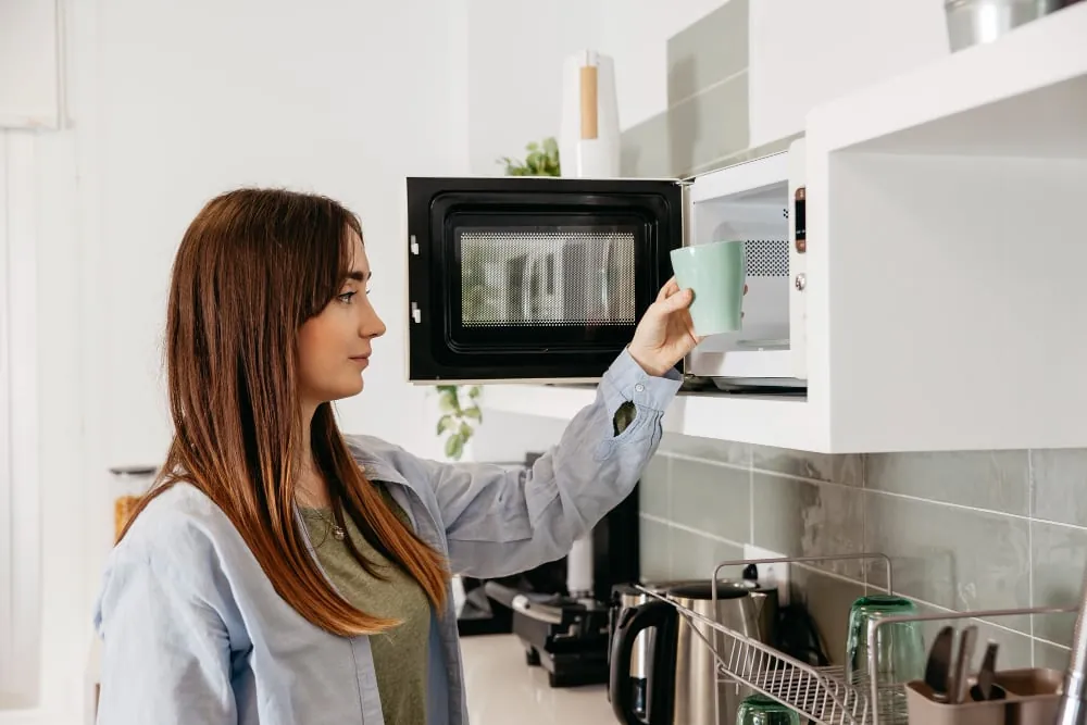 Nettoyer un four à micro-ondes facilement