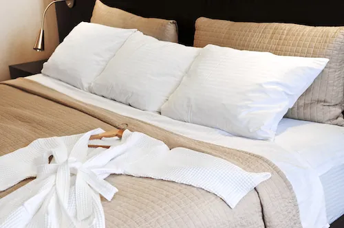 5 solutions pour des oreillers d'un blanc éclatant
