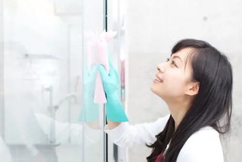2 astuces pour nettoyer la paroi de douche