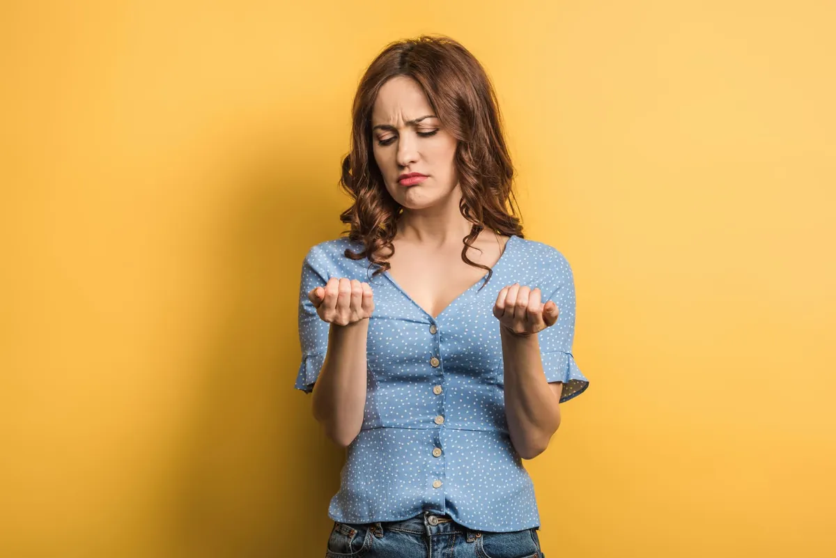 Ongles striés : causes, traitements et remèdes naturels efficaces