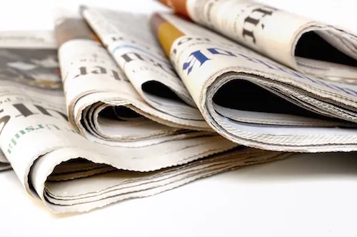 Nettoyer les vitres avec du papier journal