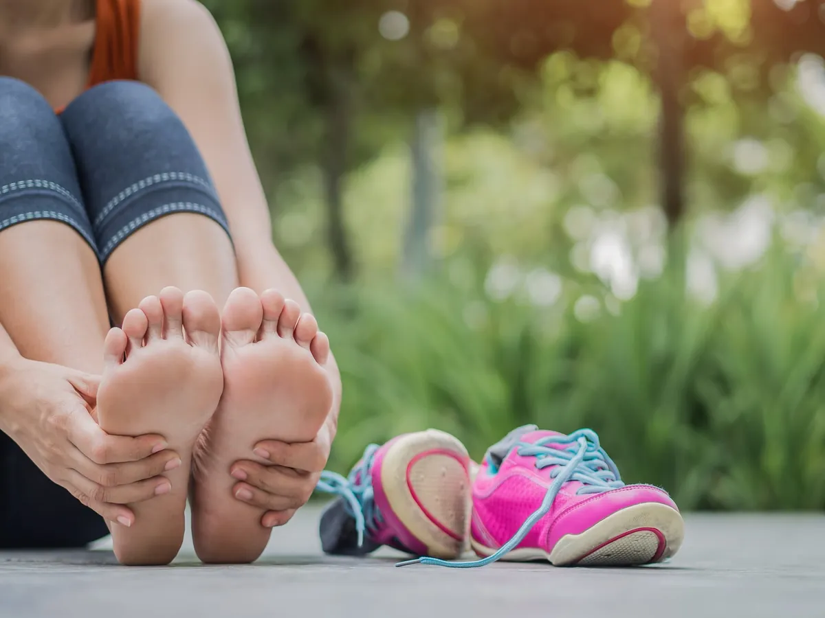 Pieds gonflés : 10 remèdes naturels efficaces de grand-mère