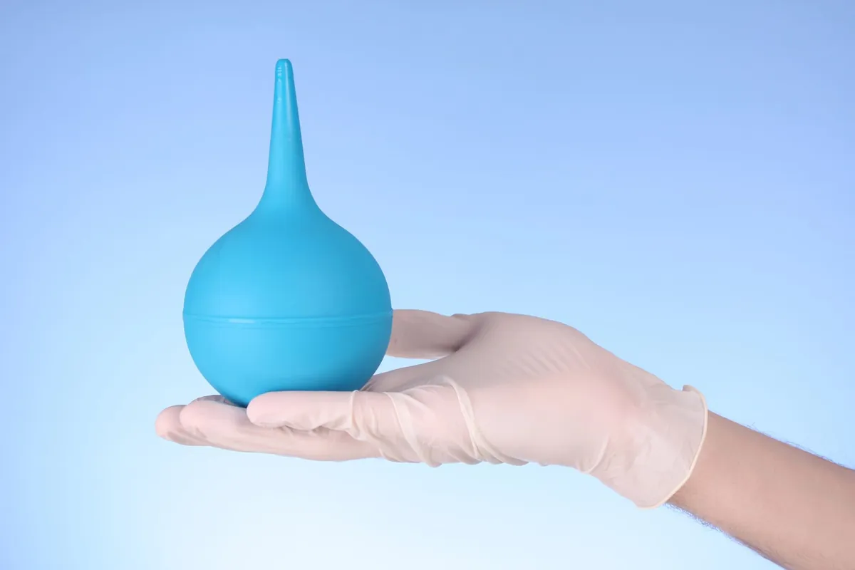 La poire à lavement : un remède ancestral contre la constipation