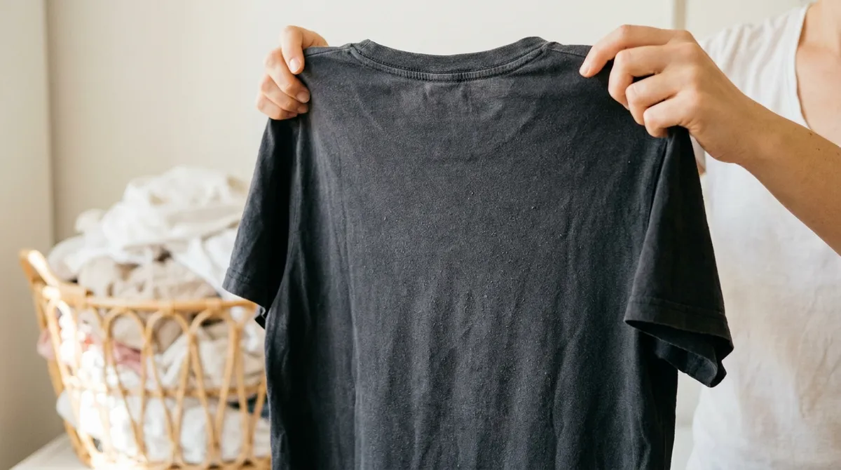 Comment raviver le noir d'un vêtement délavé ?