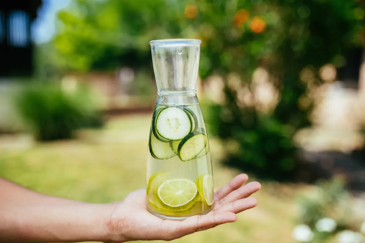 Eau de concombre maison : la boisson désaltérante de l’été