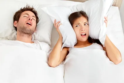 Ronflements : 4 astuces pour arrêter de ronfler