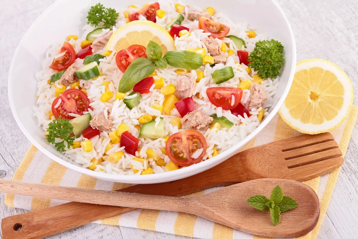 Salade de riz : la recette estivale incontournable pour vos repas conviviaux