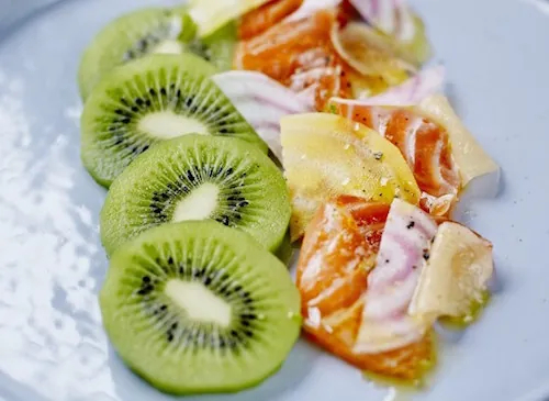 Recette : Saumon mariné aux agrumes et kiwi façon pickles