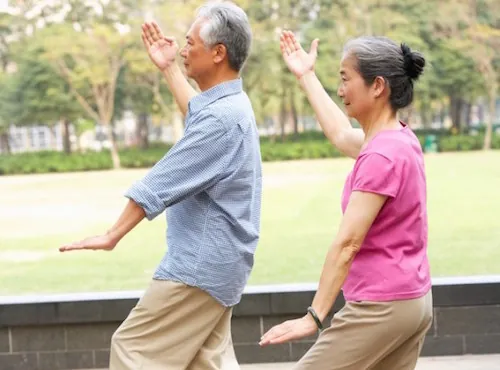 Pratiquer le tai-chi réduirait le risque de chute chez les personnes âgées