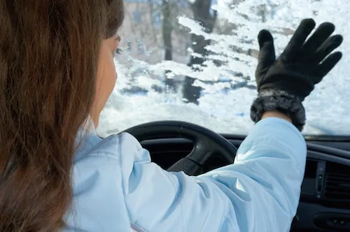 Voiture gelée : 7 astuces pour éviter le givre