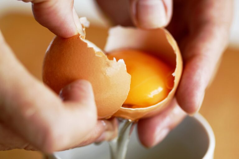 Séparer le jaune d&rsquo;oeuf du blanc avec une bouteille