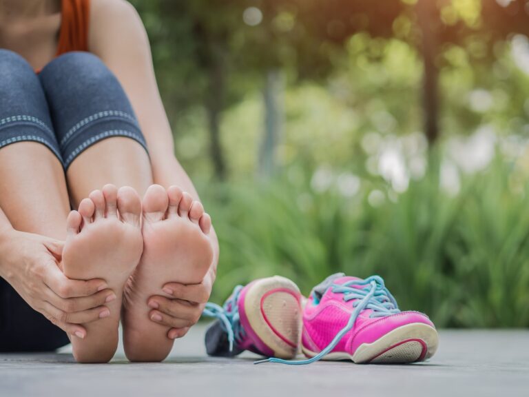 Pieds gonflés : 10 remèdes naturels efficaces de grand-mère